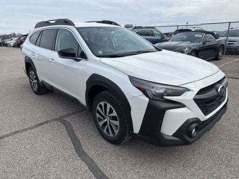 Used 2023 Subaru Outback Premium image 4