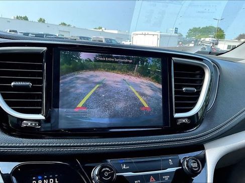 Used 2022 Chrysler Pacifica Touring-L FWD image 21