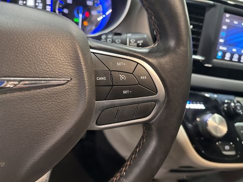 Used 2020 Chrysler Pacifica Touring-L image 19