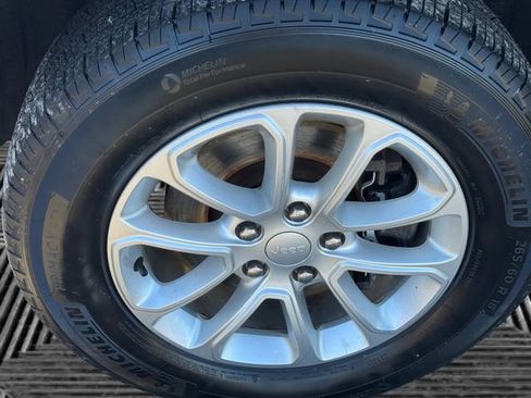 Certified 2021 Jeep Grand Cherokee Laredo image 10