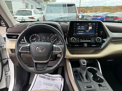 Used 2022 Toyota Highlander XLE image 27