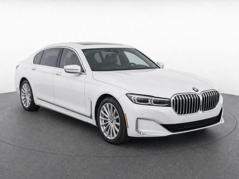 Used 2022 BMW 740i w/ Premium Package RWD image 2