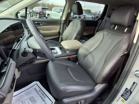 Used 2026 Kia Carnival EX image 13