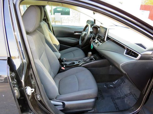 Used 2021 Toyota Corolla LE image 19