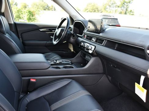 Certified 2025 Honda Pilot Touring image 33