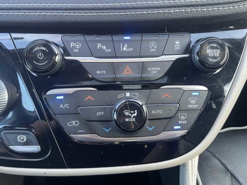 Used 2022 Chrysler Pacifica Limited image 17