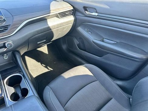 Used 2024 Nissan Altima 2.5 SV FWD image 18
