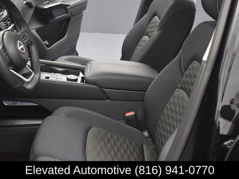 Used 2024 Nissan Pathfinder SV w/ SV Premium Package image 15