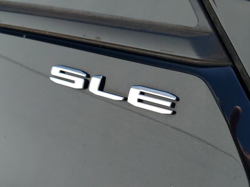 Used 2024 GMC Terrain SLE w/ Driver Convenience Package FWD image 8