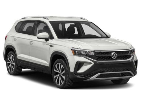 Used 2023 Volkswagen Taos SE w/ Panoramic Sunroof Package FWD image 6