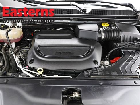 Used 2023 Chrysler Pacifica Touring-L FWD image 7