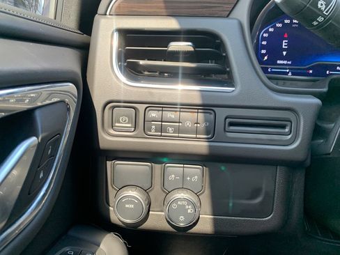 Used 2022 Chevrolet Suburban LT w/ Luxury Package RWD image 23