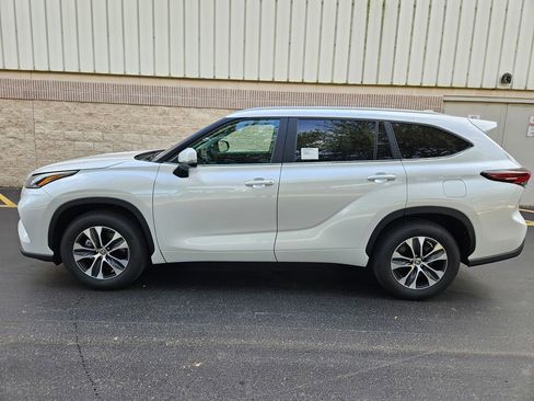 Certified 2024 Toyota Highlander XLE FWD image 2