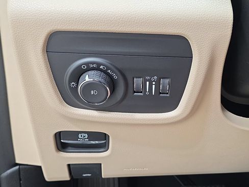 Used 2025 Jeep Grand Cherokee L Limited w/ Luxury Tech Group II AWD/4WD image 26