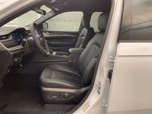 New 2025 Jeep Grand Cherokee Limited w/ Black Appearance Package image 15