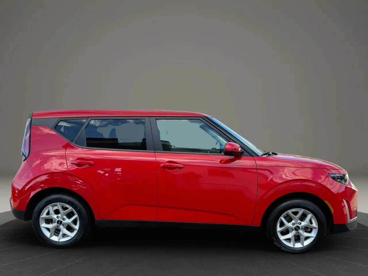 Used 2024 Kia Soul LX w/ LX Technology Package FWD image 2