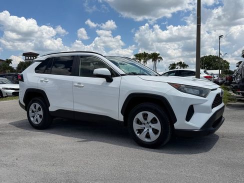 Used 2019 Toyota RAV4 LE FWD image 2
