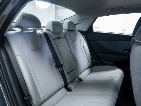 Used 2021 Hyundai Elantra Limited image 23