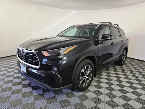 Used 2022 Toyota Highlander XLE AWD/4WD image 3
