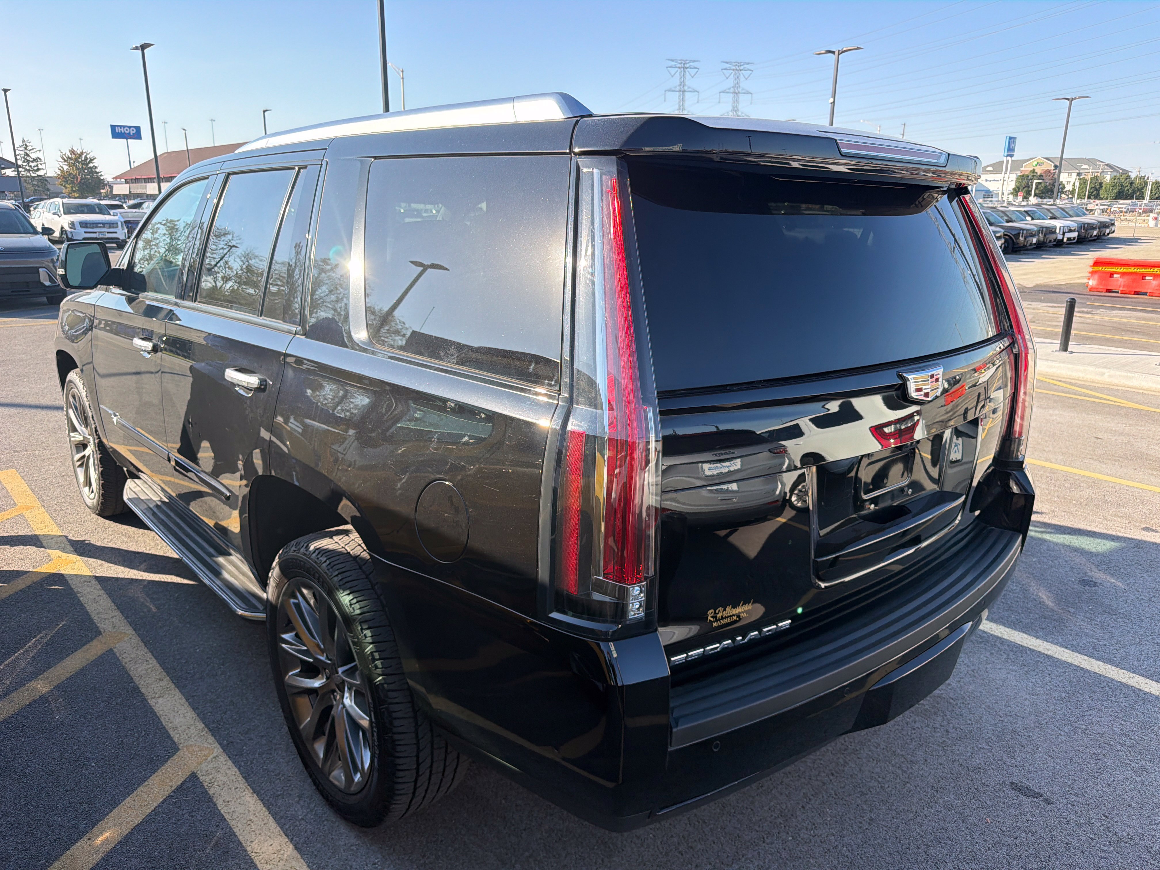 Used 2020 Cadillac Escalade Luxury w/ Escalade Sport Edition AWD/4WD image 4