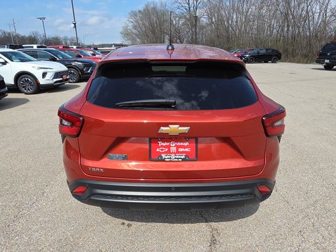 Used 2024 Chevrolet Trax LS w/ LS Convenience Package image 7