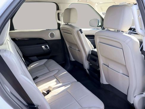 Used 2018 Land Rover Discovery SE image 34