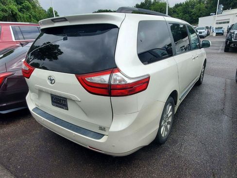 Used 2017 Toyota Sienna XLE w/ XLE Navigation Package AWD/4WD image 10