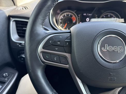 Used 2019 Jeep Cherokee Latitude Plus w/ Cold Weather Group AWD/4WD image 17