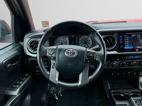 Used 2017 Toyota Tacoma TRD Off-Road AWD/4WD image 12