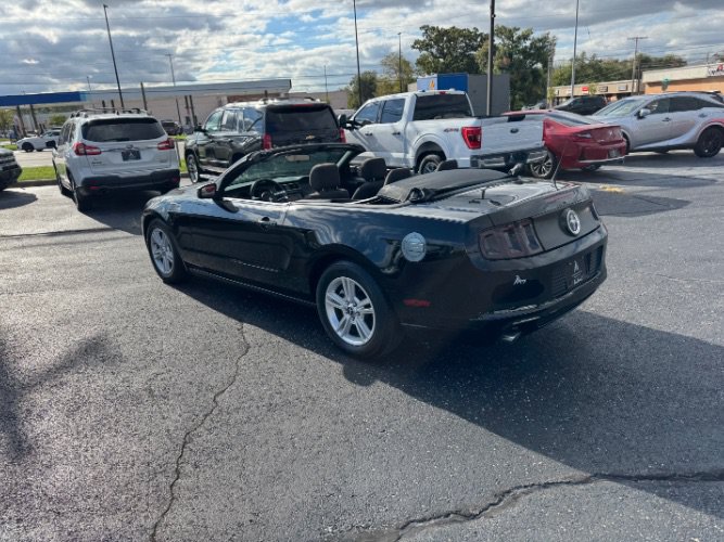 Used 2014 Ford Mustang Convertible RWD image 3