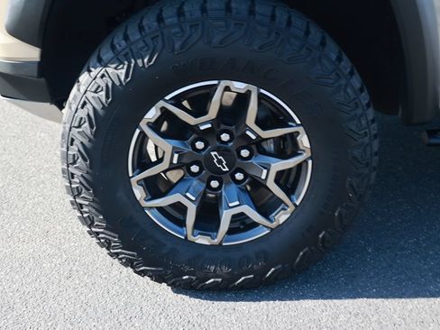 Used 2024 Chevrolet Colorado ZR2 w/ Technology Package AWD/4WD image 11
