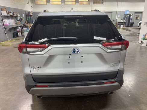 Used 2020 Toyota RAV4 Limited w/ Carpet Mat Package AWD/4WD image 4