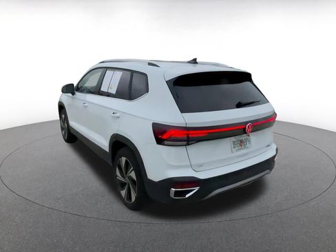 Used 2025 Volkswagen Taos SE image 11