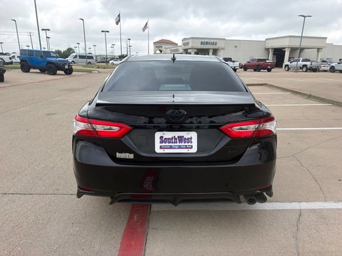 Used 2020 Toyota Camry SE FWD image 6