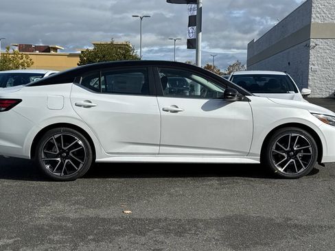 New 2025 Nissan Sentra SR image 3