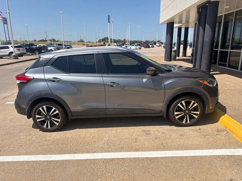 Used 2019 Nissan Kicks SV FWD image 8