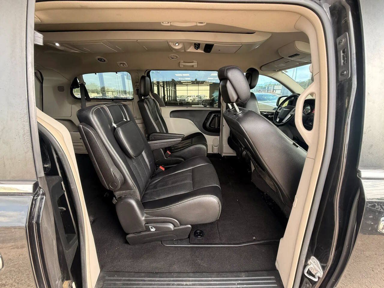 Used 2015 Chrysler Town & Country Touring-L w/ Driver Convenience Group FWD image 20