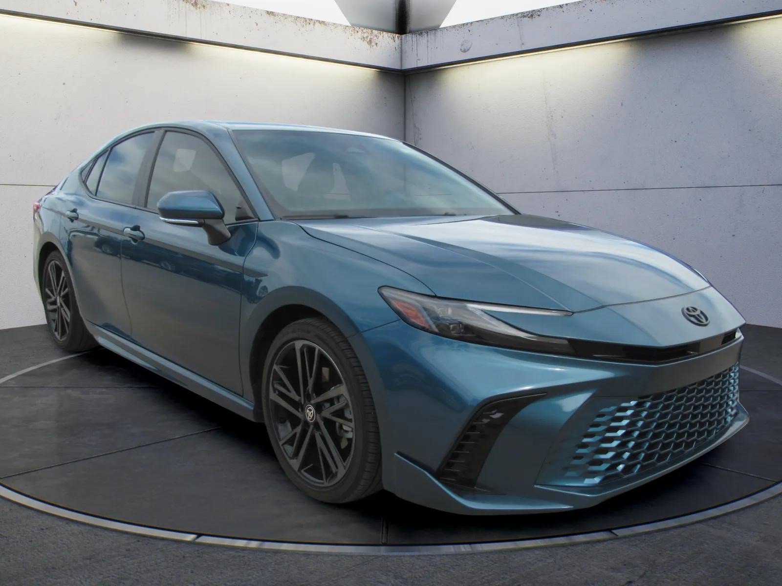 Used 2026 Toyota Camry Hybrid FWD image 2
