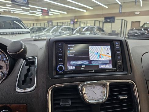 Used 2013 Chrysler Town & Country Limited w/ Luxury Group FWD image 33