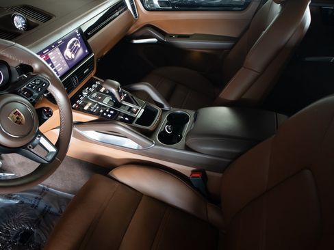 Certified 2023 Porsche Cayenne Turbo AWD/4WD image 18