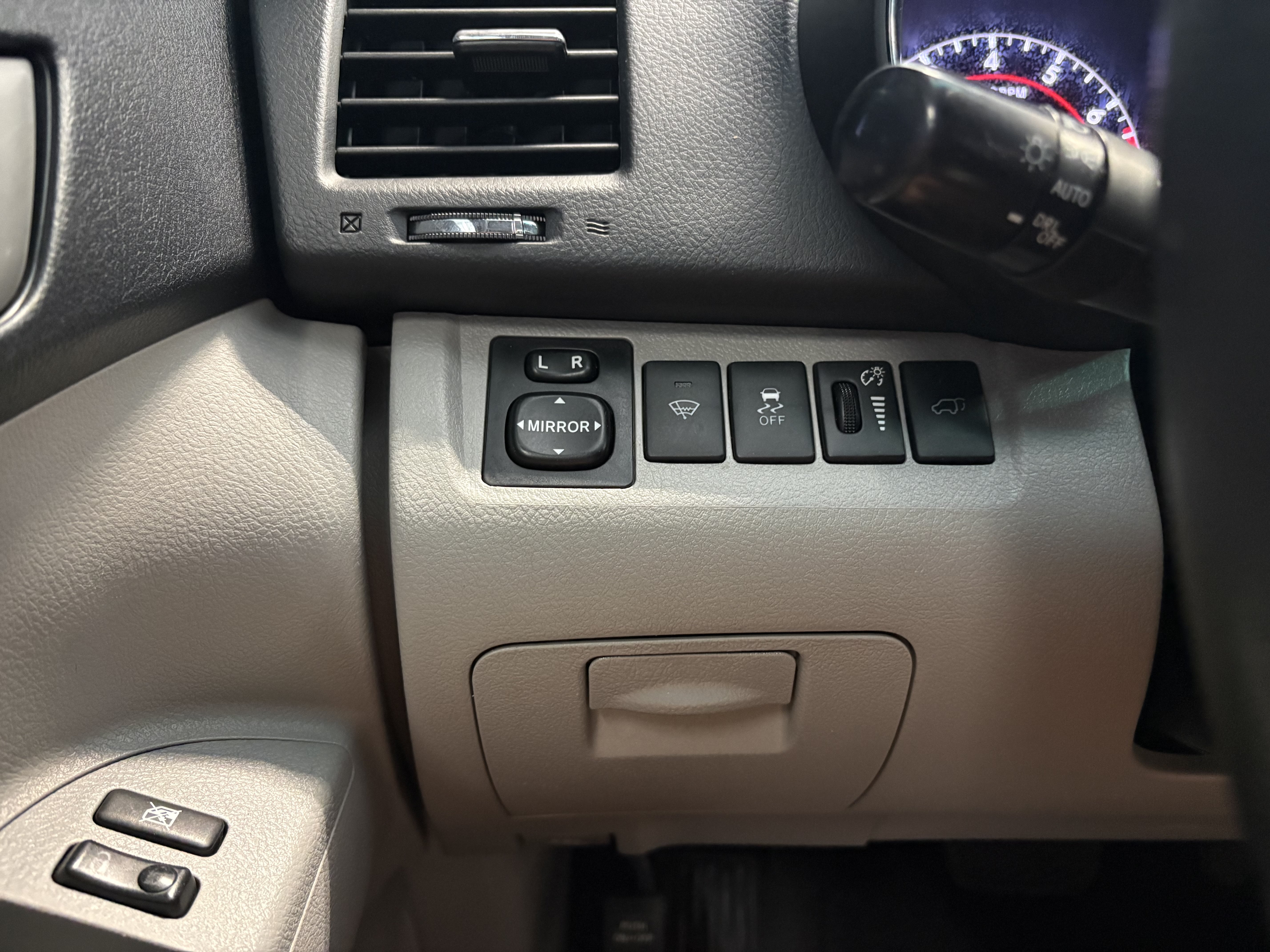 Used 2013 Toyota Highlander SE FWD image 25