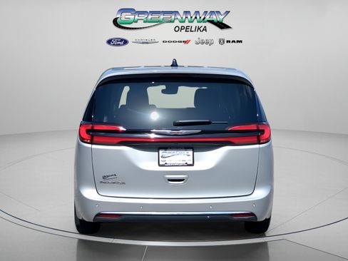 Used 2024 Chrysler Pacifica Touring-L FWD image 6