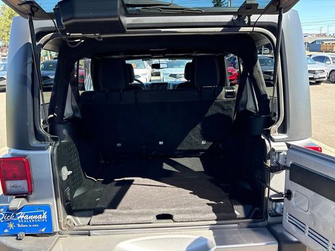 Used 2018 Jeep Wrangler Unlimited Sahara AWD/4WD image 8