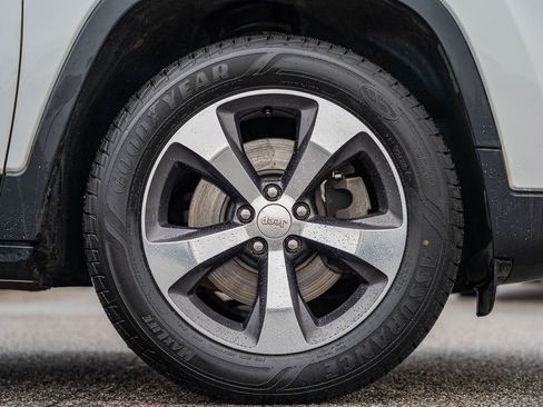 Used 2019 Jeep Cherokee Limited AWD/4WD image 9