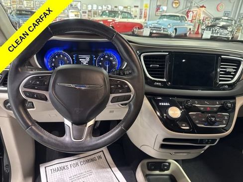 Used 2017 Chrysler Pacifica Touring-L w/ Tire & Wheel Group FWD image 17