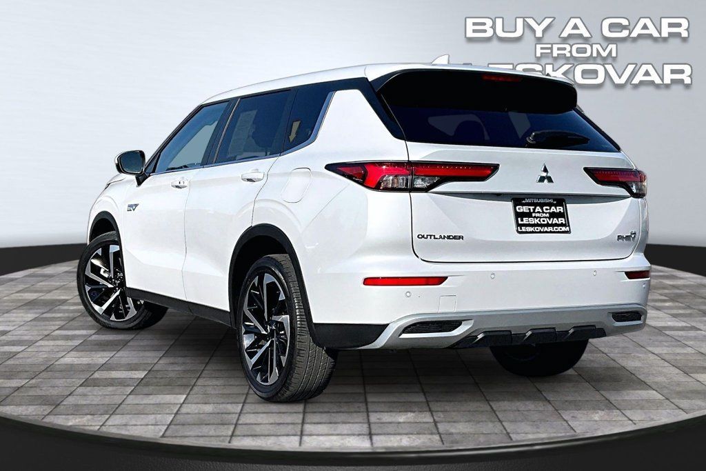 Used 2024 Mitsubishi Outlander 4WD Plug-In Hybrid image 2