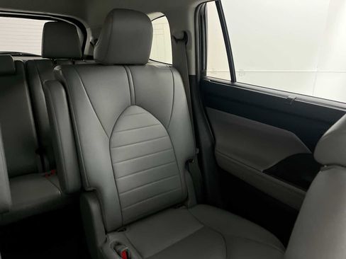 Used 2021 Toyota Highlander XLE AWD/4WD image 14