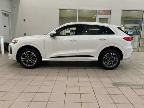 Used 2025 Audi Q5 Premium w/ 19" Wheel Package AWD/4WD image 4