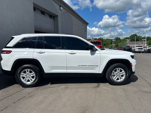 Used 2023 Jeep Grand Cherokee Laredo AWD/4WD image 7