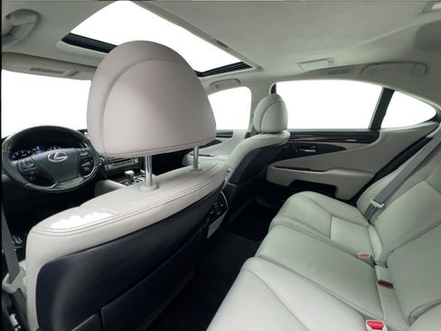 Used 2015 Lexus LS 460 w/ Ultra Luxury Package RWD image 25